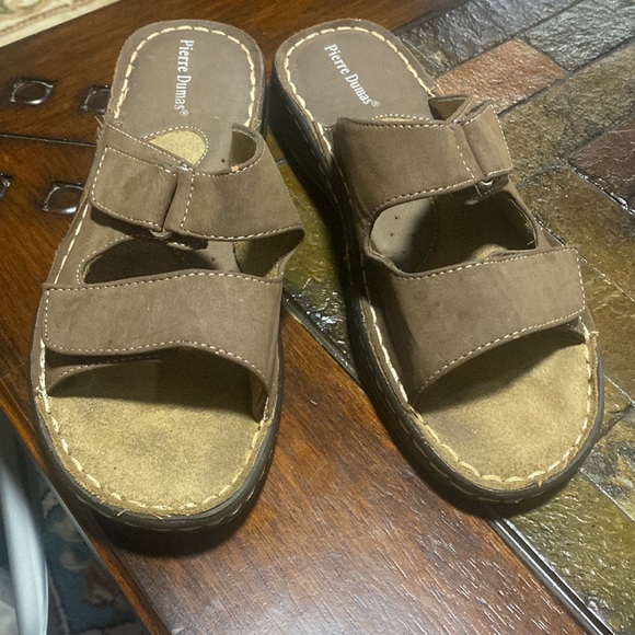 Brown Leather Pierre Dumas slippers size Seven (7) - Picture 3 of 5